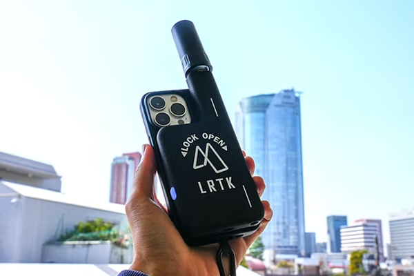 スマートフォンに装着したLRTK Phone